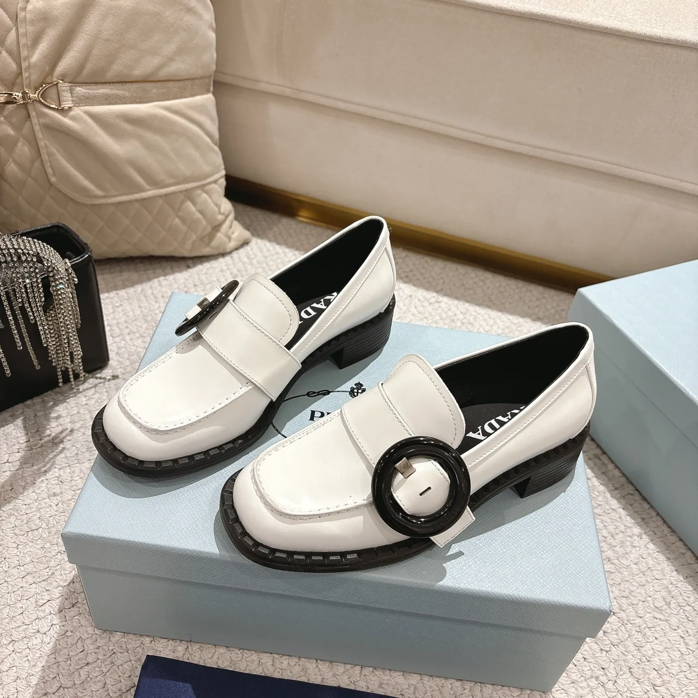 👟👟Ex-factory price 560👟👟 High version Prad✅ certified𝟐𝟎𝟐5𝙨𝙨 Early Spring Prada💯 #陈昊宇 Same style, many celebrity internet celebrities have the same style / mid-heeled British loafers, the round rubber buckle design adds a sense of sophistication, the overall shape is full of aura, and the British style small leather shoes are casual and high-end. Chen Haoyu’s same style/Prada25ss loafers! Fabric: Imported open edge beads Lining: Imported sheepskin Insole: Imported cowhide Women's model: Standard code 35-41 (customized at 40.41).  Color: black, light brown, white. The shoes are very cost-effective, so we refuse to negotiate.  #陈昊宇 Same style Prada loafers # Temperament wear